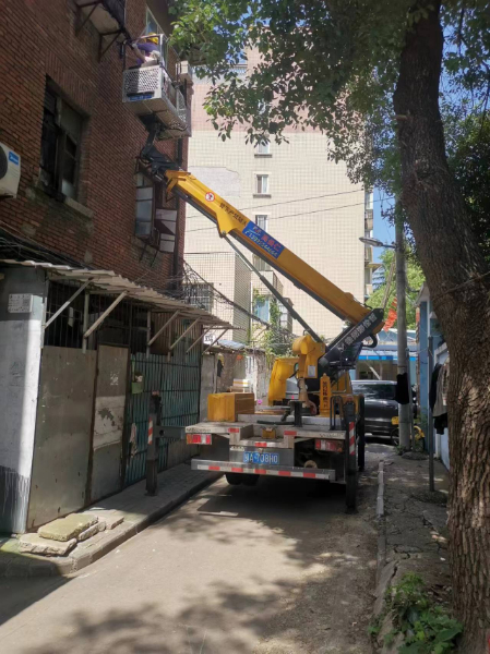 折臂式高空車外墻作業(yè)現(xiàn)場(chǎng)