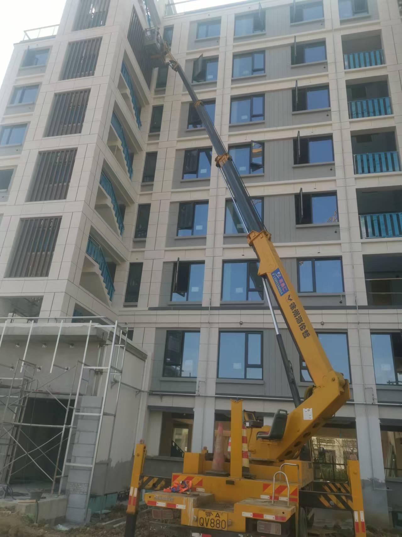 伸縮臂高空車高空作業(yè)現(xiàn)場(chǎng)