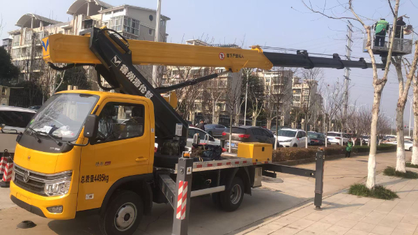 22米升降車修剪樹枝施工現(xiàn)場(chǎng)