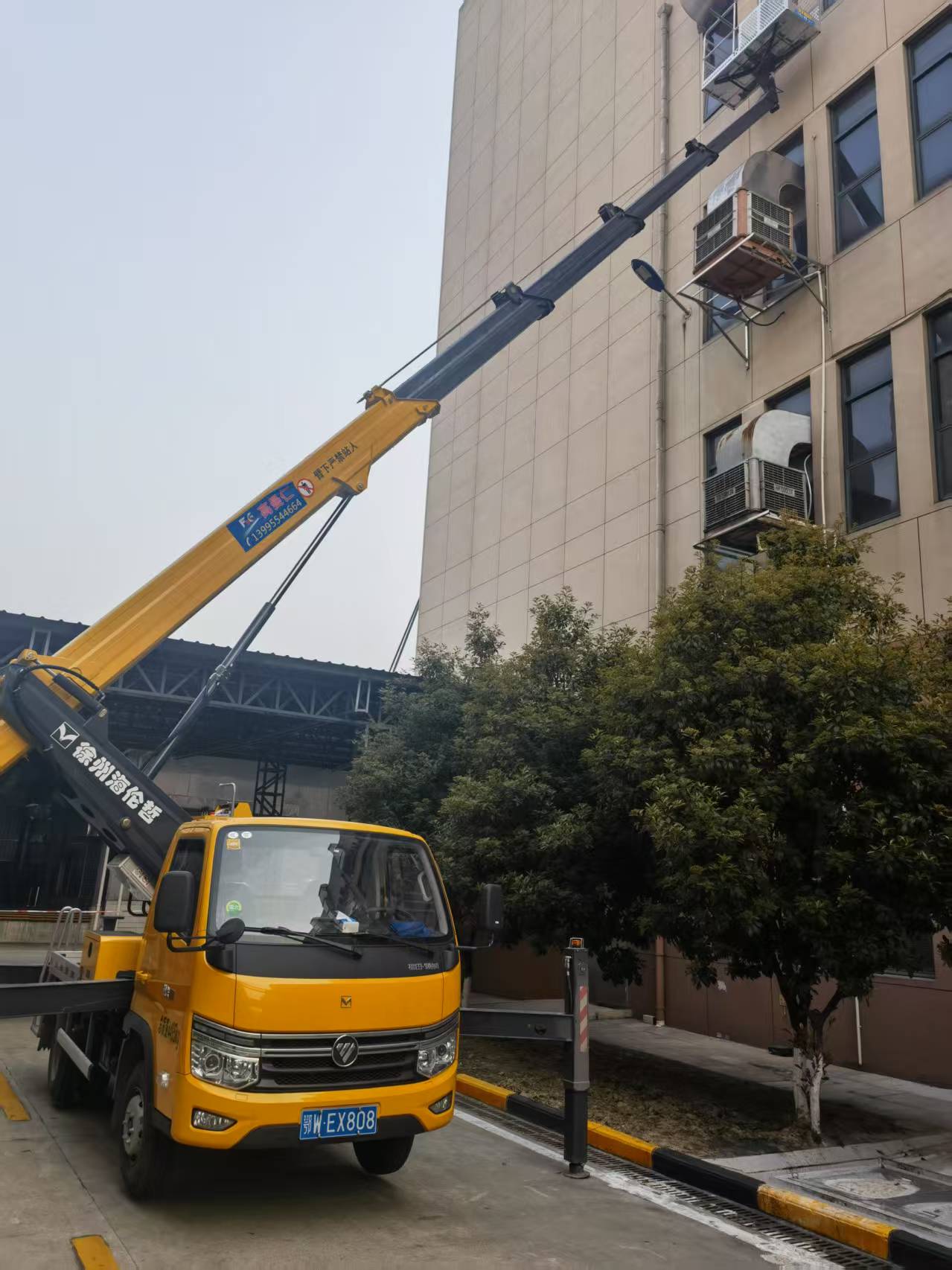 18米登高車工業(yè)園區(qū)檢修線路施工現(xiàn)場(chǎng)