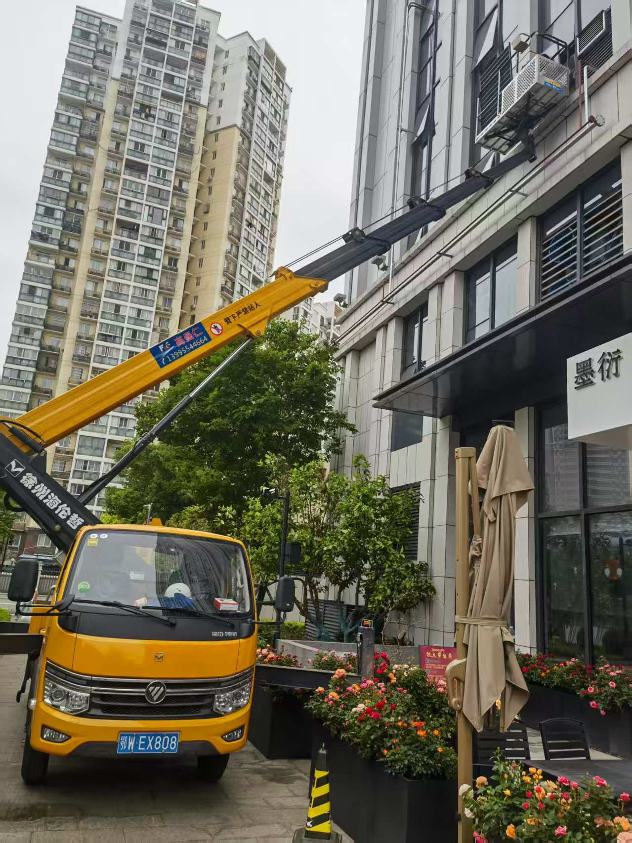 28米黃牌云梯車裝大型廣告牌施工現(xiàn)場(chǎng)