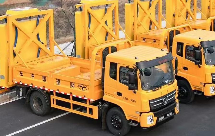 18米高空作業(yè)車景區(qū)老舊房屋翻新施工現(xiàn)場(chǎng)