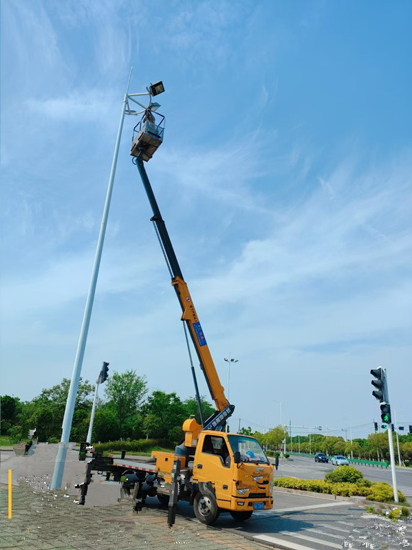 22米直臂登高車路燈檢修施工現(xiàn)場(chǎng)