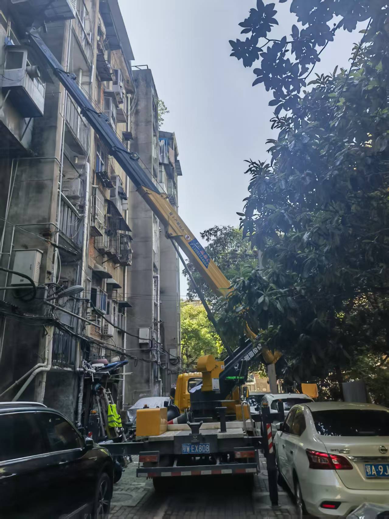 28米云梯車安裝線路施工現(xiàn)場(chǎng)