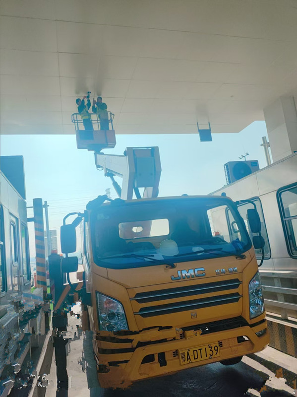 22米升降車收費(fèi)站維修施工現(xiàn)場(chǎng)